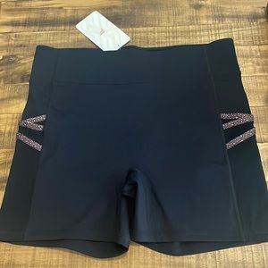 Fabletics Trinity Mid Rise Pocket Short